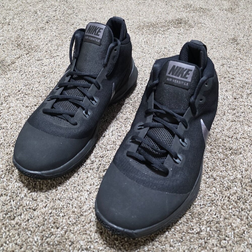 Nike Air Versitile Men’s Basketball Shoes Size 10 Black 852433-001